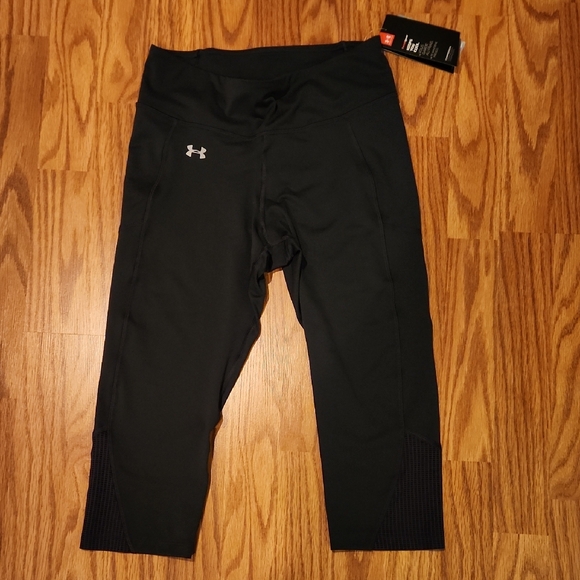 Under Armour Black Cropped Leggings Medium NWT - Picture 1 of 8